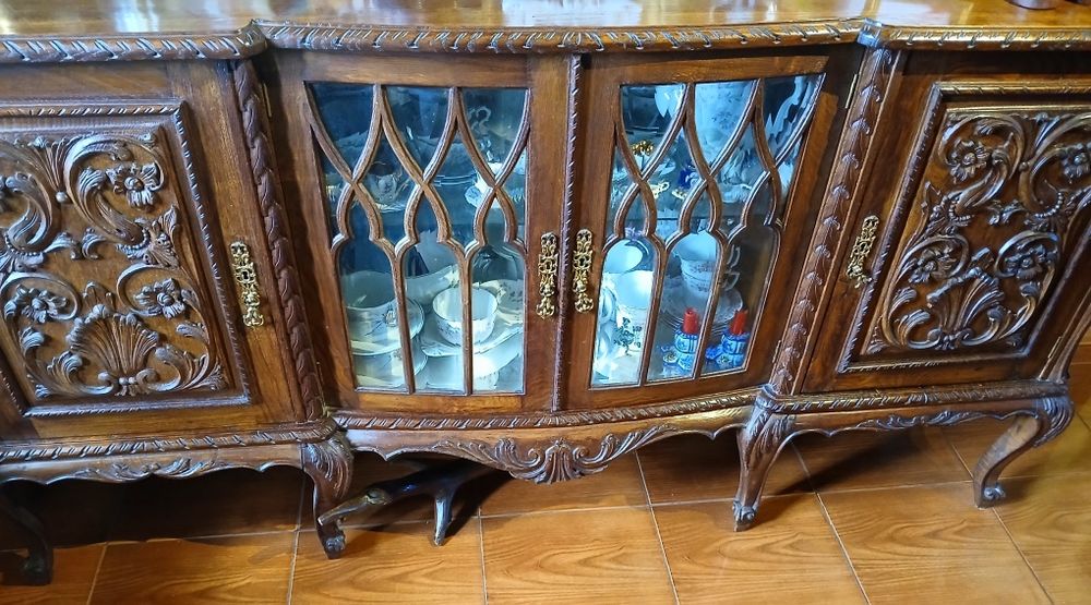 Três móveis de sala antigos