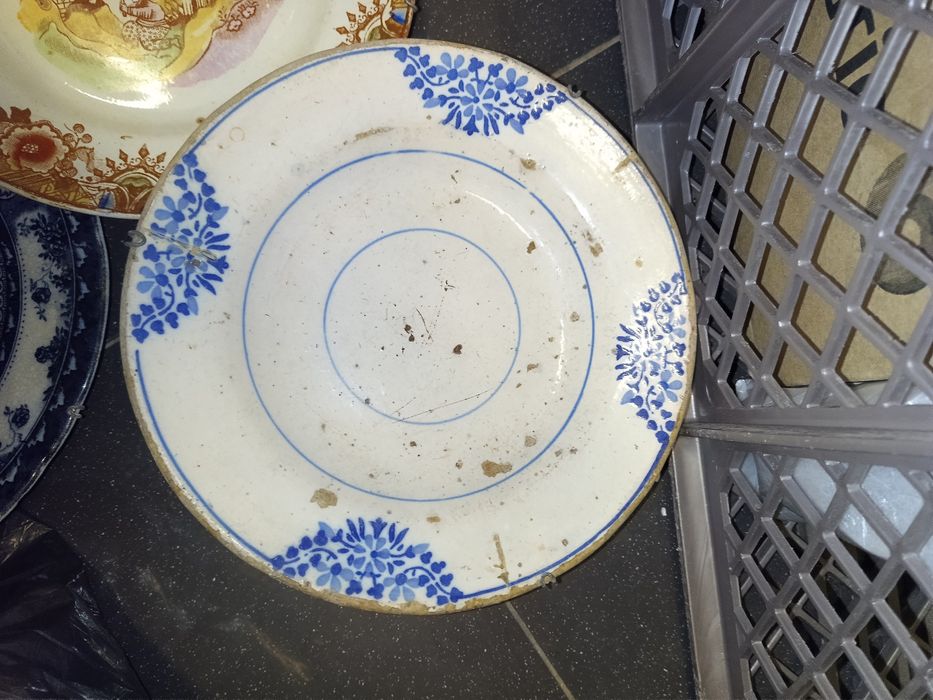 Pratos e travessas antigas pintadas a mão