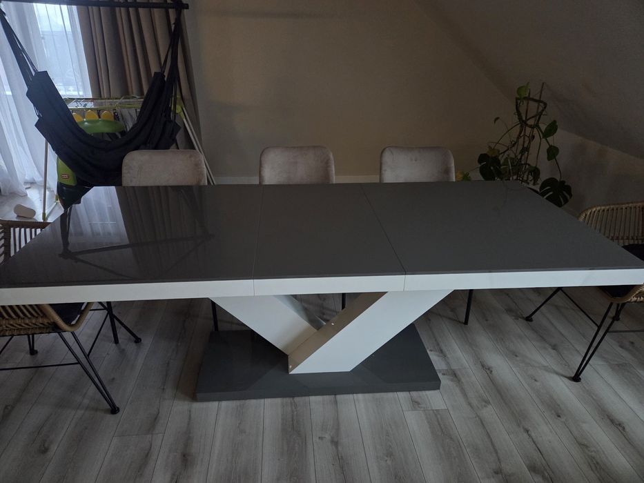 Szary stół do jadalni połysk 160 260 białe nogi victoria jadalniany