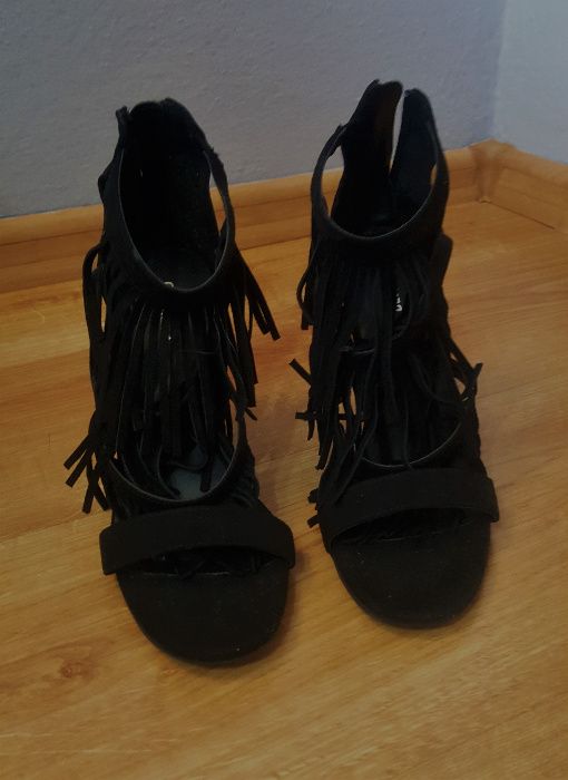 sandałki na szpilce z frędzlami
