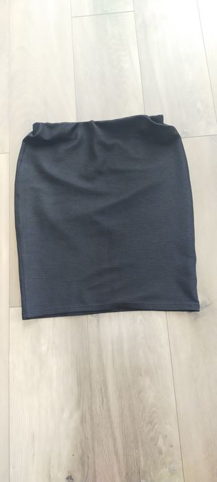 Czarna spódniczka w prążki