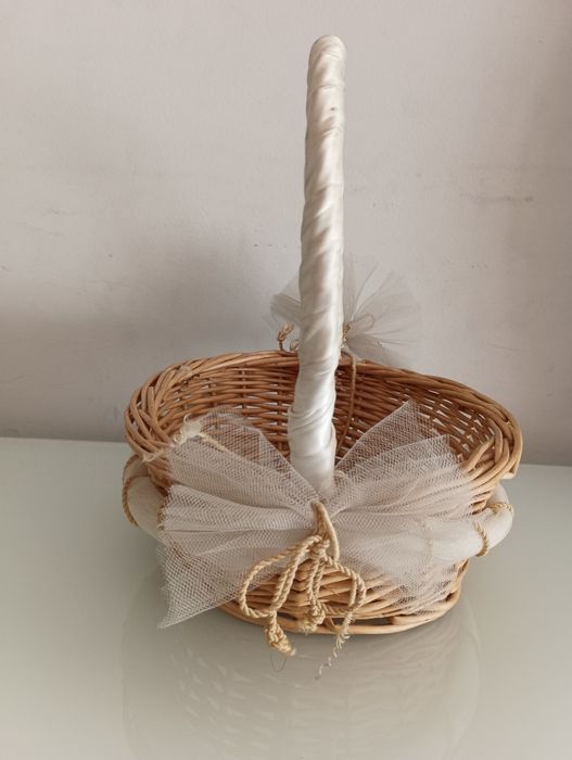 pequeno cesto decorado a beje