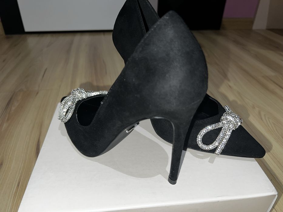 Nowe czarne szpilki ze srebrną kokardą 38