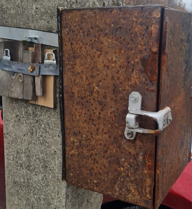 Металева розподільна скринька / електрощиток (б/у)