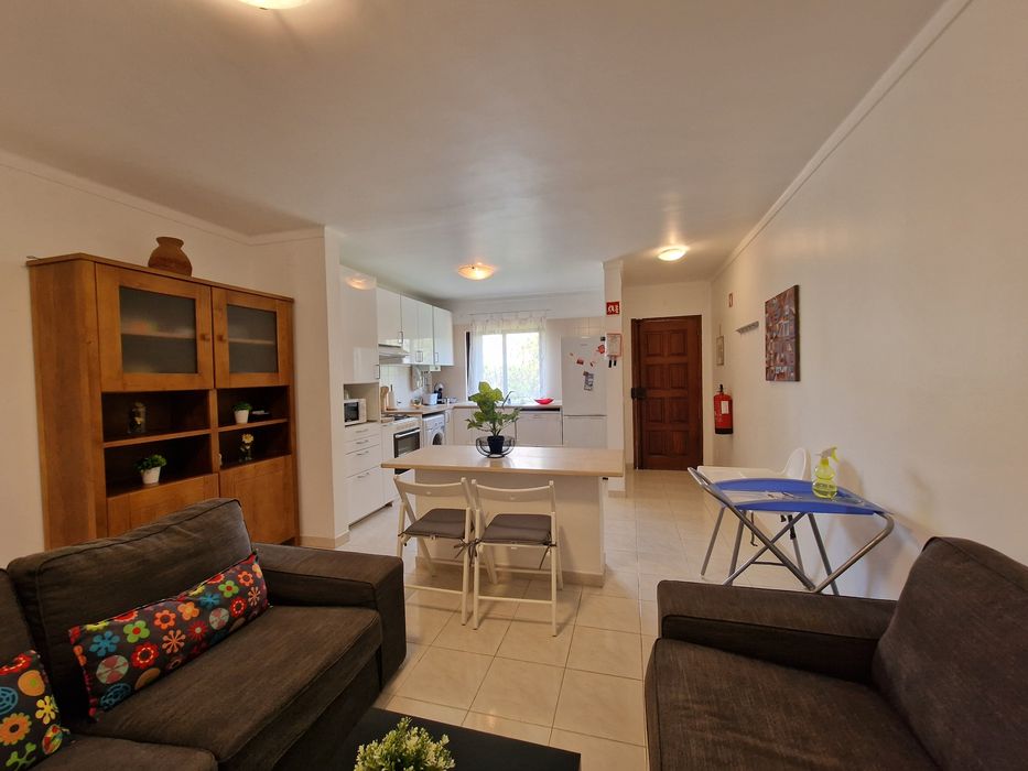 Alugo T2 para férias a 800 metros da praia da falésia 6 pessoas