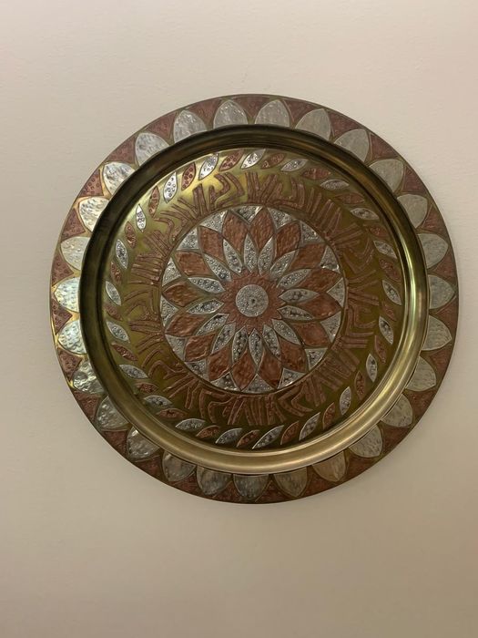 Bandeja artesanal marroquina. Com incrustações de liga em 3 tons .