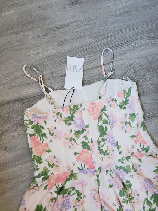 Zwiewna rozkloszowana sukienka Zara pastelowa kwiaty boho gorsetowa