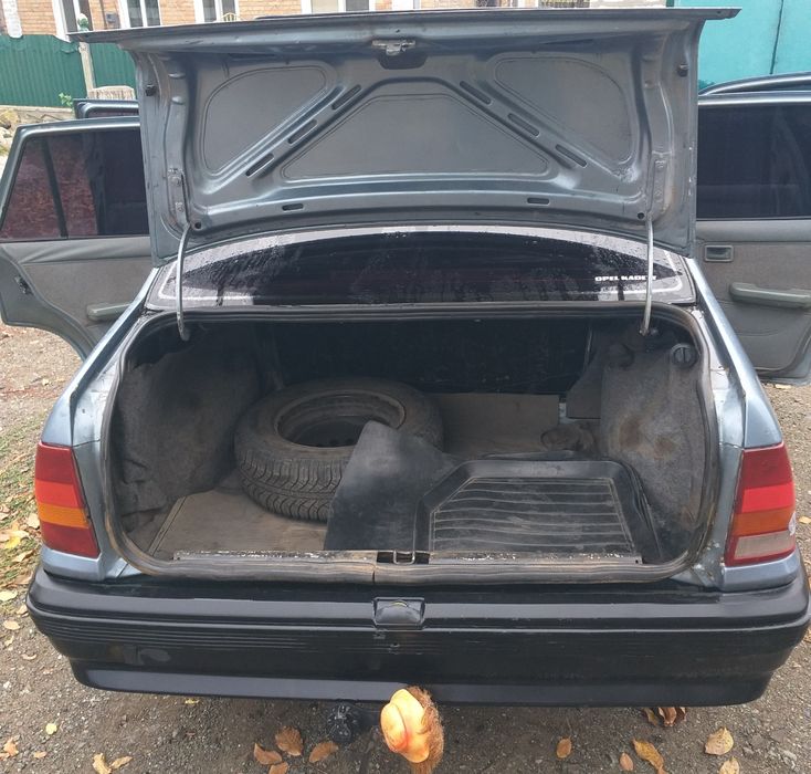 Продам автомобиль Опель Кадет в хорошем состоянии вложений не требует.
