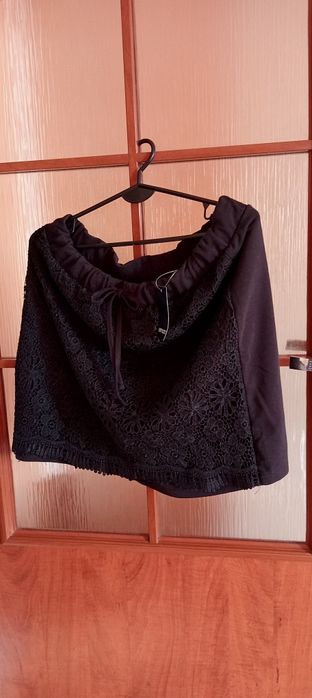 Spódnica z koronkowym przodem