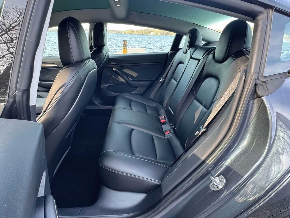 Tesla Model 3 Long Range      2021