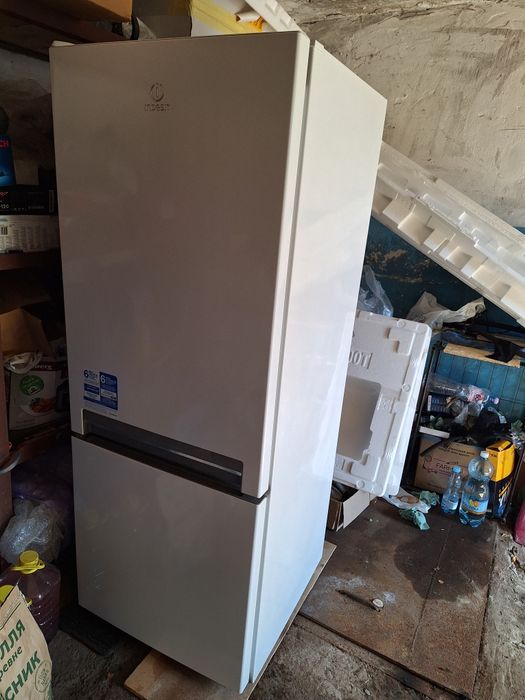 Продам холодильник Indesit LI6 S1 W