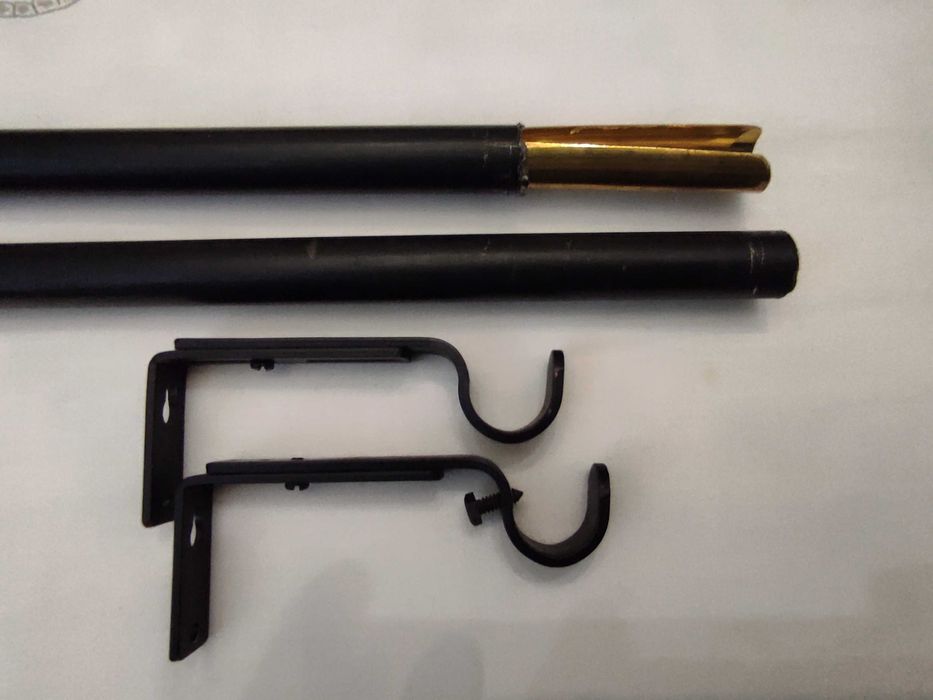 Varão tubular preto para cortinado