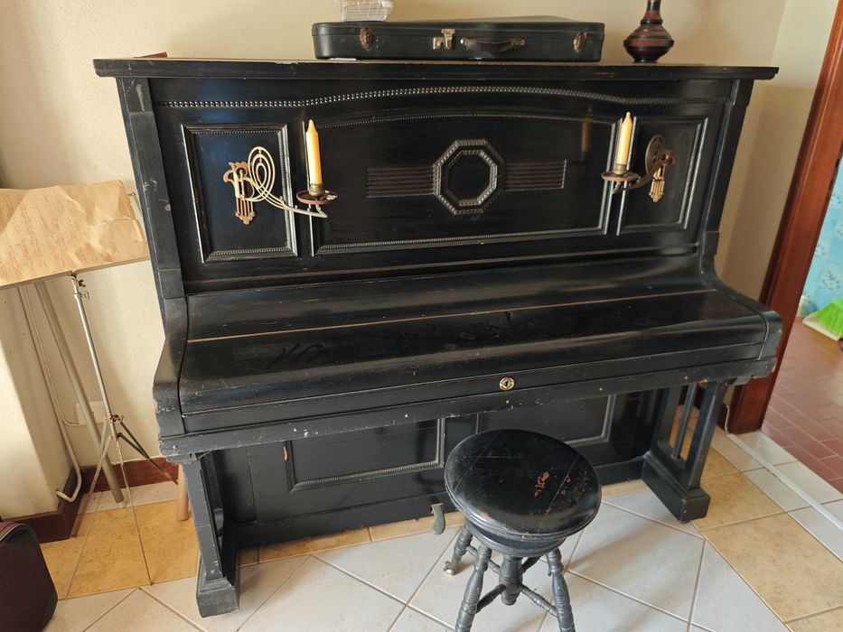 Vendo piano vertical em bom estado, do fabricante Alemão J.G.IRMLER
