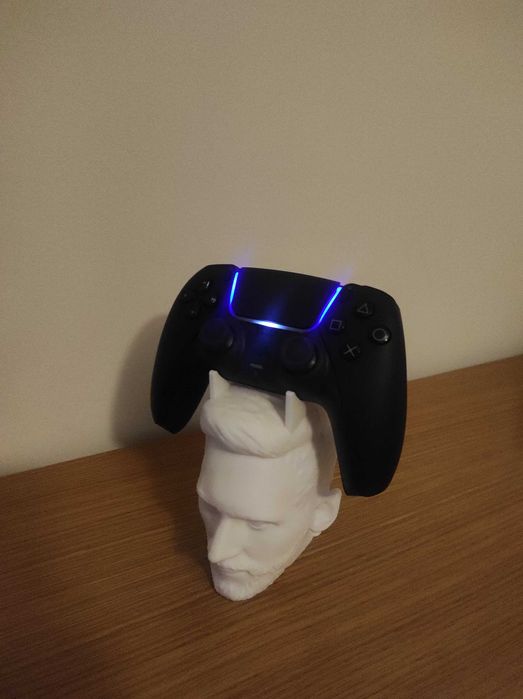 Suporte para Comando PS5 – Busto Estilo Messi