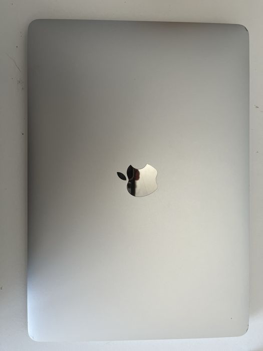 MacBook Air M1 2020, 8 GB RAM e 256 GB SSD.
