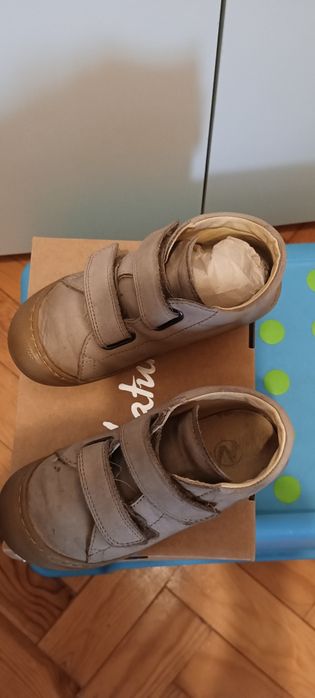 Botas em pele e sola flexível da marca Naturino. Tamanho 26.