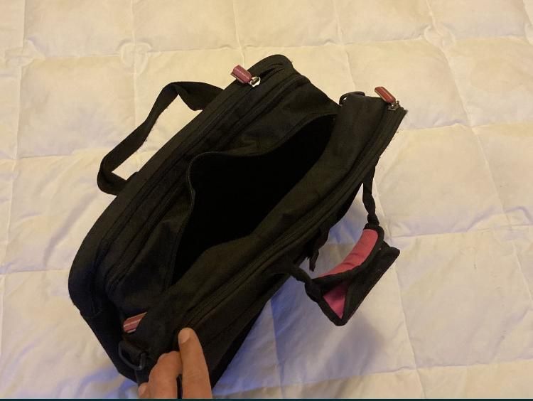 Mala benetton  multiusos preta e rosa