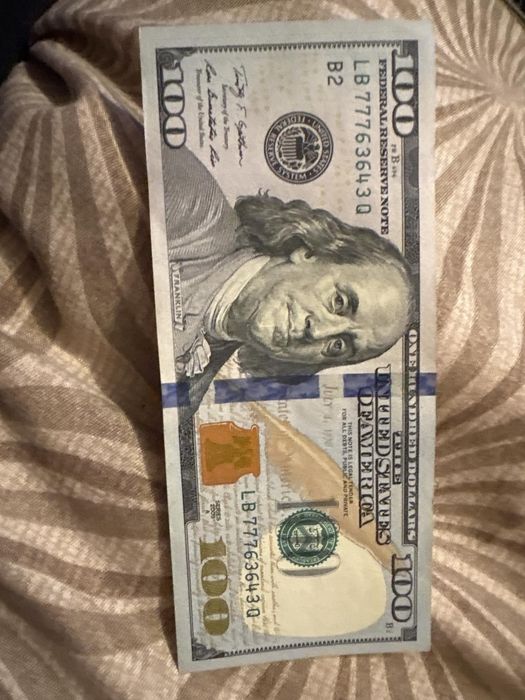 Купюра 100 доларів$ з гарним номером 777 на початку