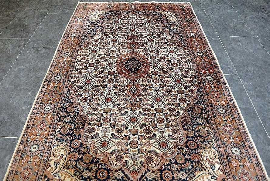 Tapete Persa TABRIZ original, elaborado manualmente com lã sobre algodão e as dimensões 185cm x 125cm