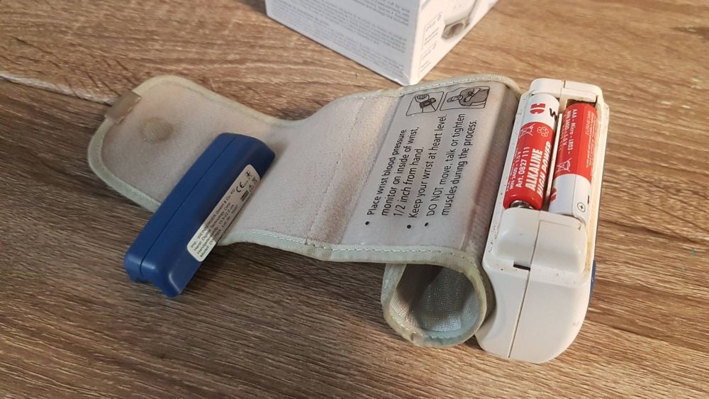 Тонометр на запястье.бу.