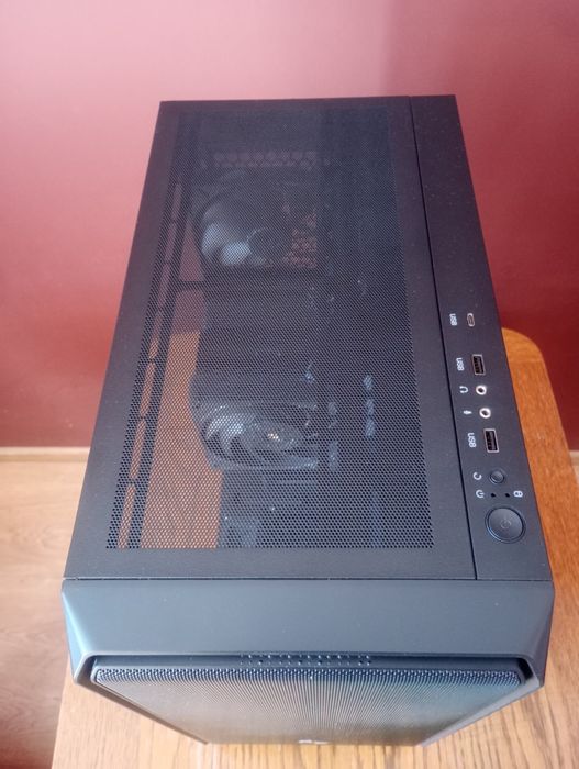 Komputer stacjonarny. AMD ryzen 7-9800X3D