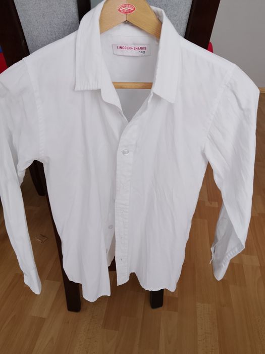 Biała koszula z długim rękawem