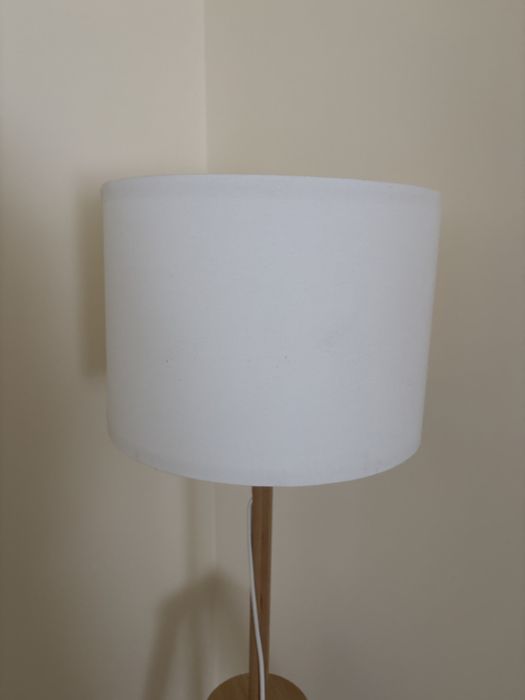 Candeeiro de pé branco