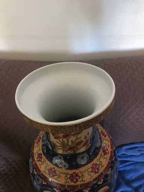 Jarrão em  porcelana chinesa pintado a mão com relevos