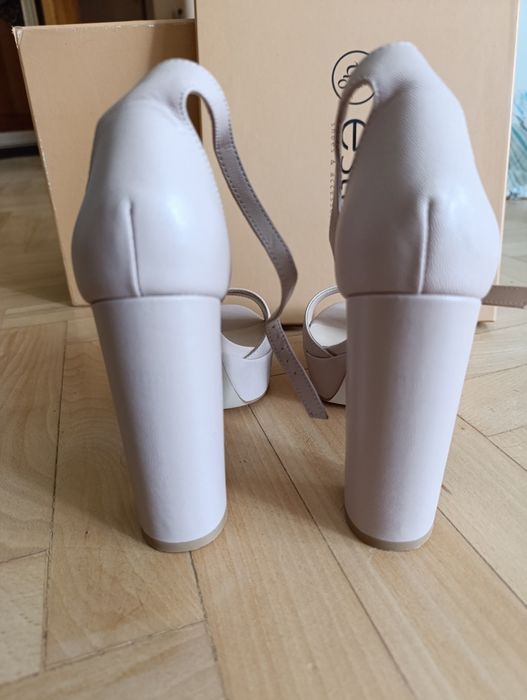 Жіночі босоніжки шкіряні на каблуку Estro Нові бежеві