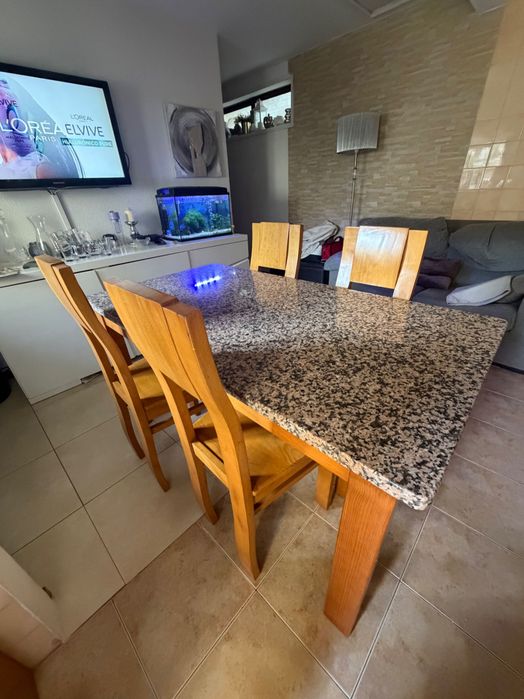 Mesa Cozinha em Mármore + 4 Cadeiras