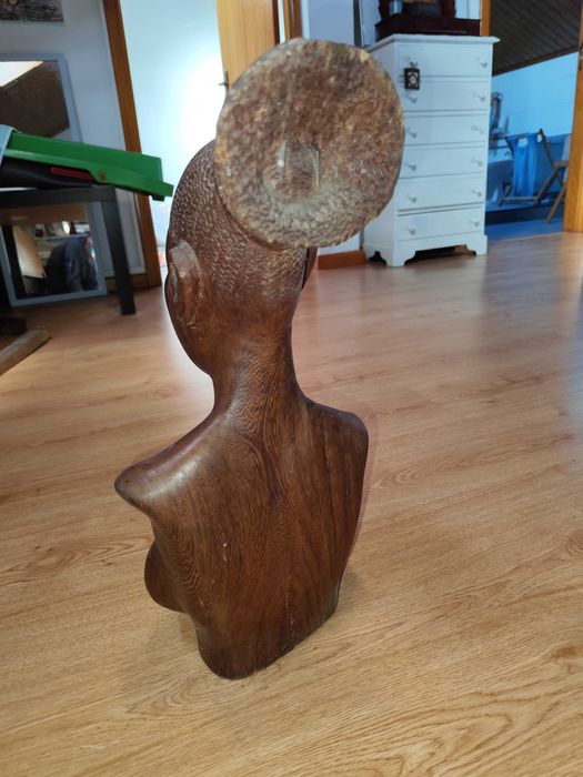 Busto africano de figura feminina