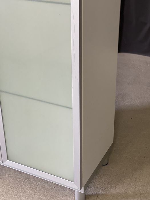 Witryna IKEA biała z matowym szkłem i szklanymi półkami