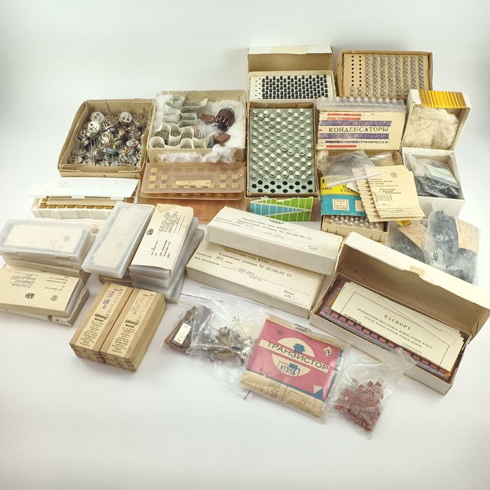 Радиодетали времён СССР 70-е гг.:транзисторы, микросхемы, конденсаторы