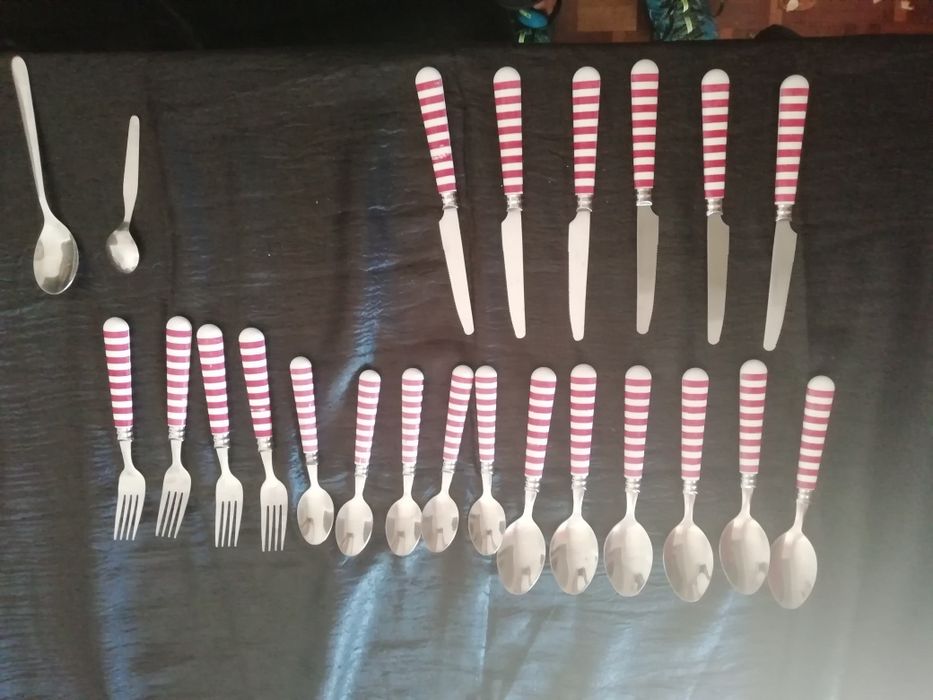 Vários Talheres de metal (112 peças)*