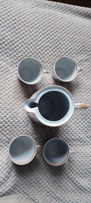 Кувшин с чашками