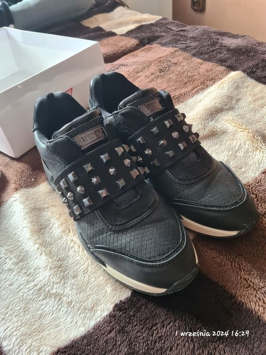 Buty GUESS ubrane raz