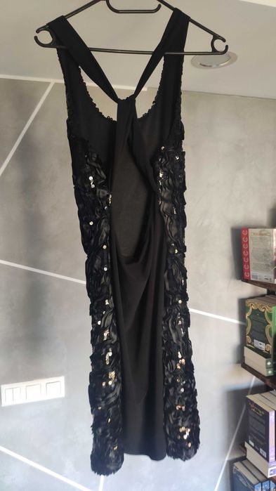 Czarna cekinowa sukienka w stylu lat 2000