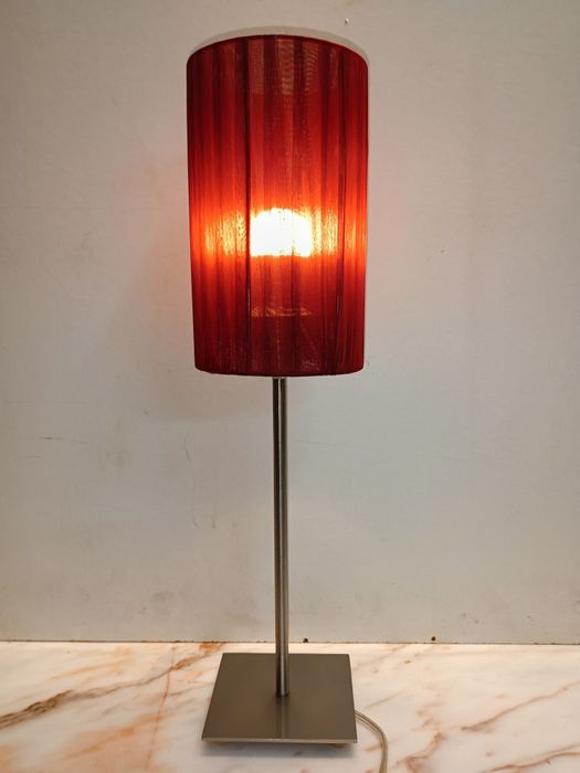 Belíssimo candeeiro abajur de mesa com estrutura elegante em inox.
47c