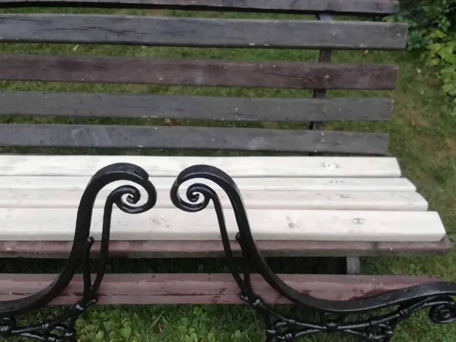 Ławka ogrodowa, solidne kute nogi