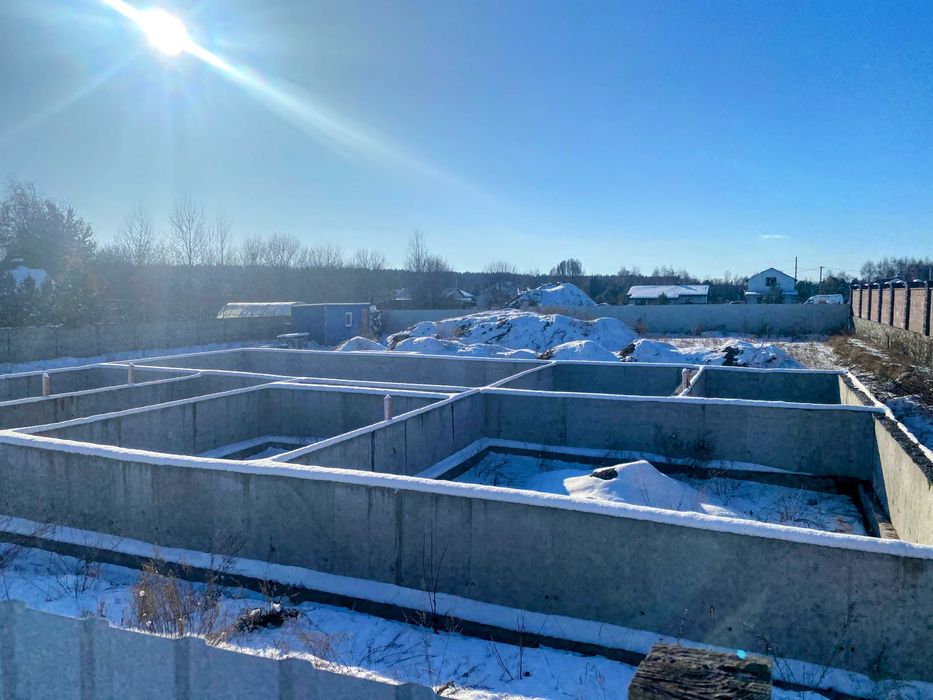 Продаж ділянки з готовим фундаментом та усіма комунікаціями біля лісу!