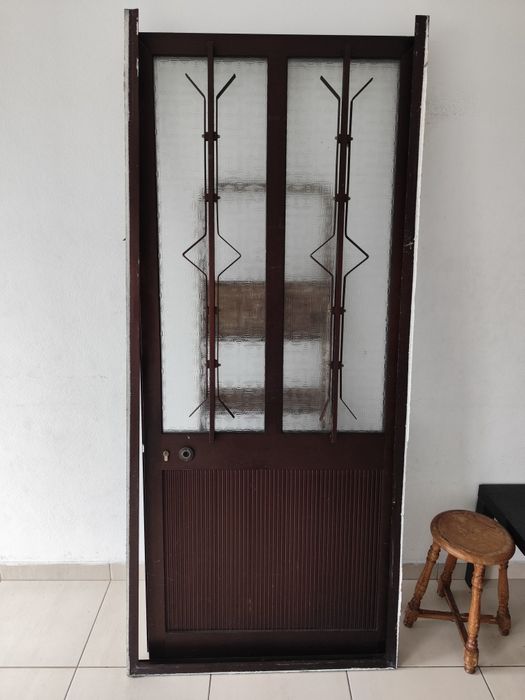 Porta alumínio castanho com vidro