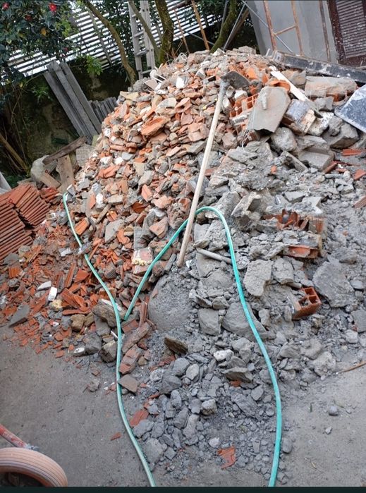 Faço cargas de entulho