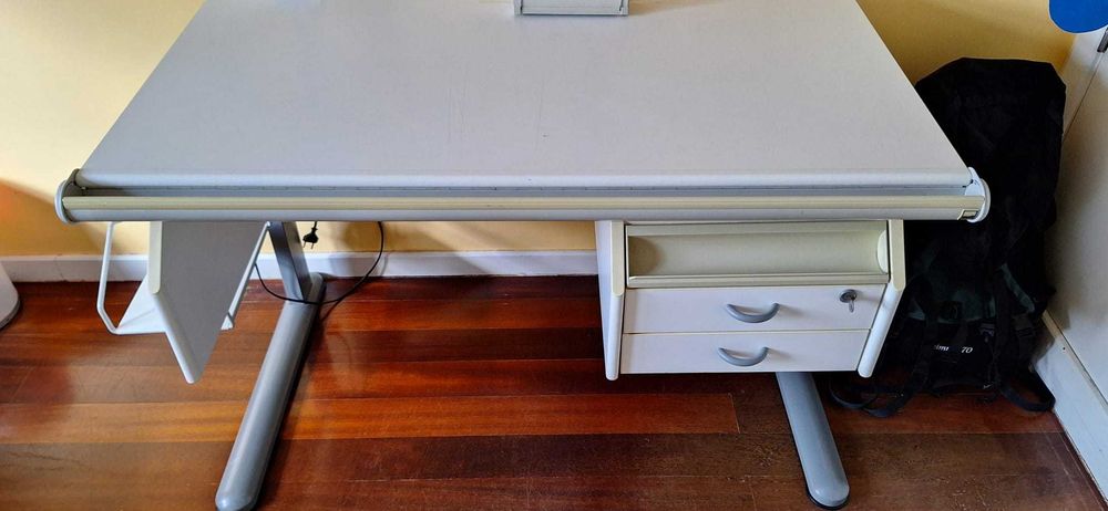 secretária ergonómica com cadeira e candeeiro