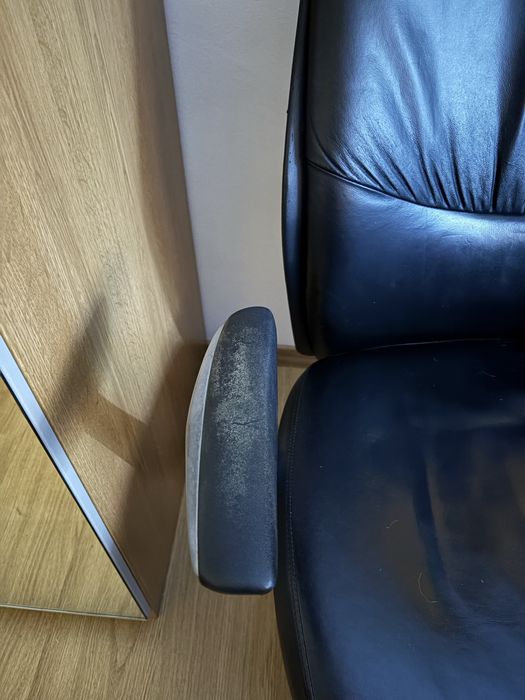 Cadeira de escritorio em pele.