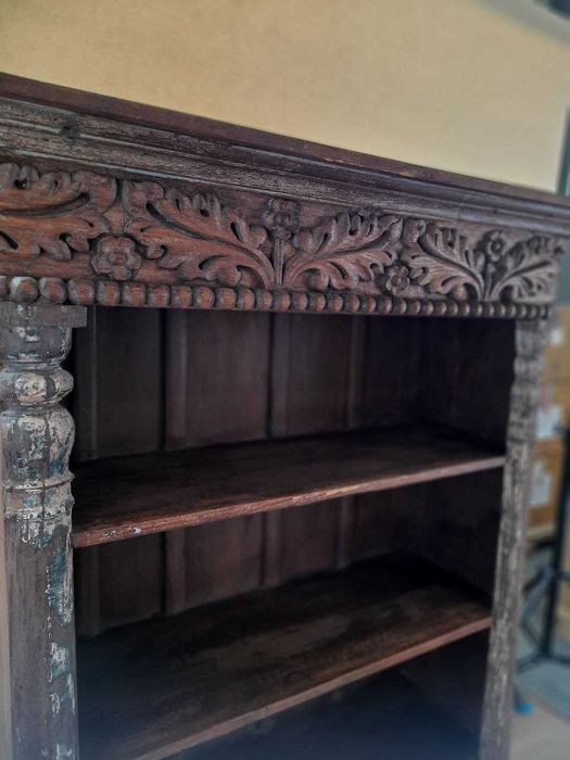 Regał drewniany z rzeźbioną listwą