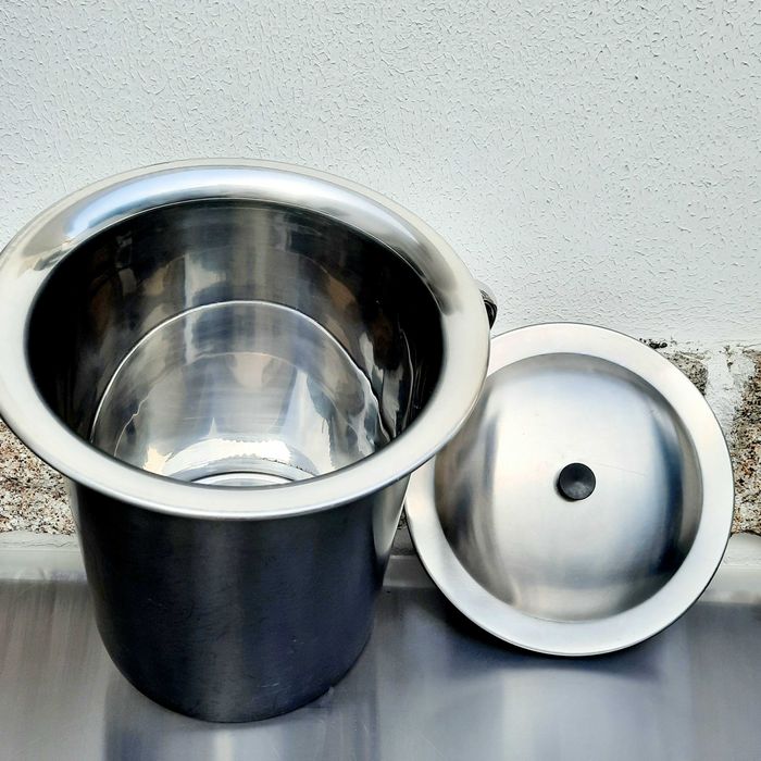 Panela grande industrial em aço inoxidável com tampa e pega.