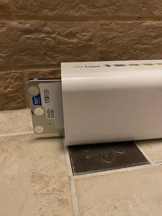 Мережевий відеореєстратор NVR Hikvision DS-7108NI-E1/V/W на 1 Тв