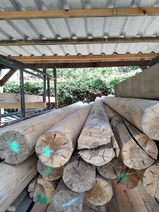 Słupy toczone  koło 40 szt -20 zł