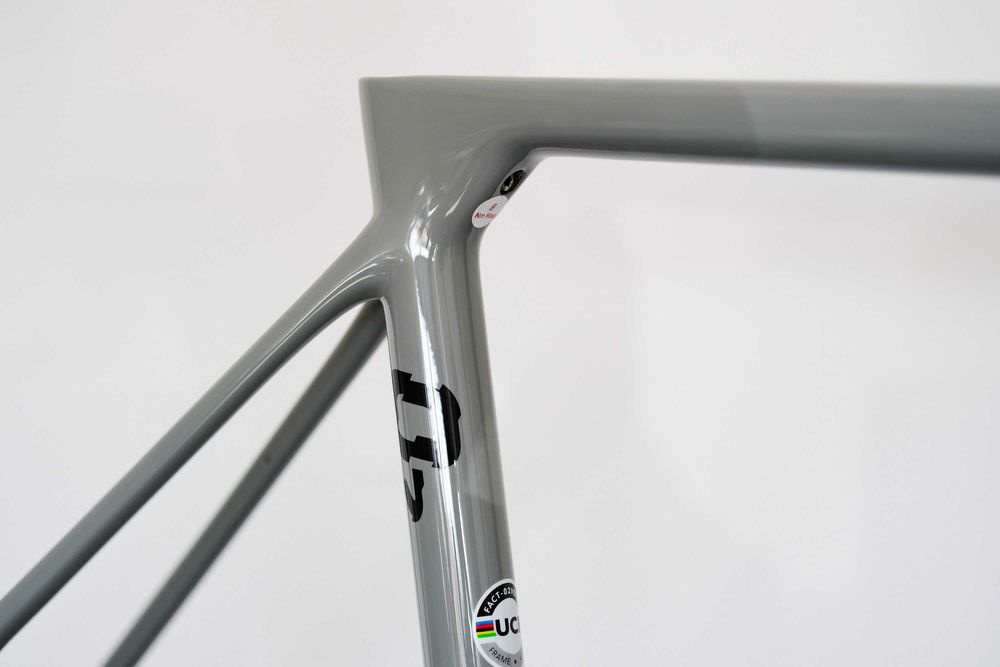 Rama FACTOR (Zestaw Premium) O2 2023 Disc k. Shattered Grey, r. 54