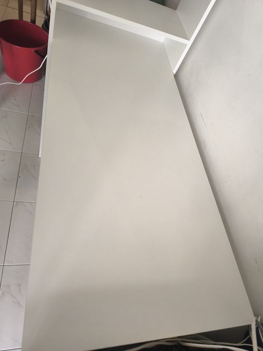 Secretária branca com estante lateral – Excelente estado